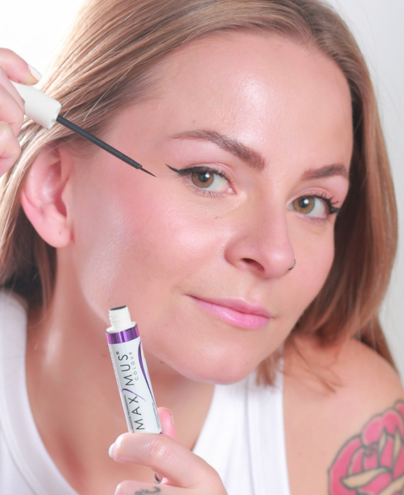 Delineador liquido indeleble con Vitamina E